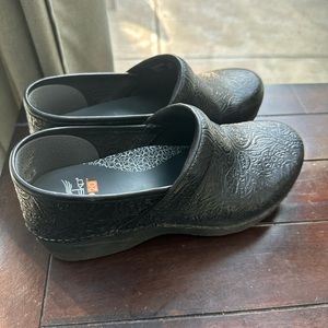 Dansko XP 2.0 Black Floral Tooled size EU 39 (US 8.5-9)